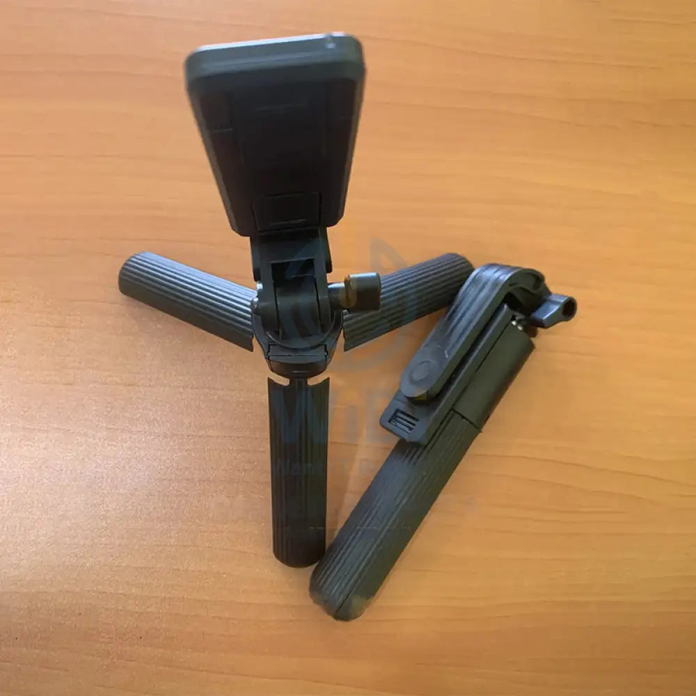 Live Selfie Stick Tripod - D10 Accessories > Other Accessories
